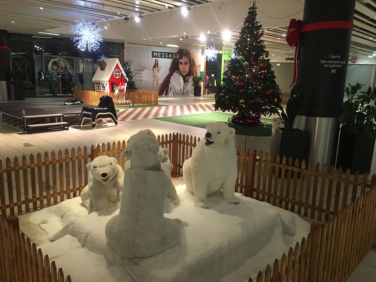 Hvide isbjørne udstillet mellem butikkerne i Bryggen storcenter