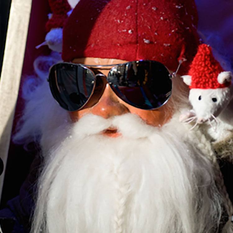 Cool nisse med solbriller og julemus i sallings julevindue
