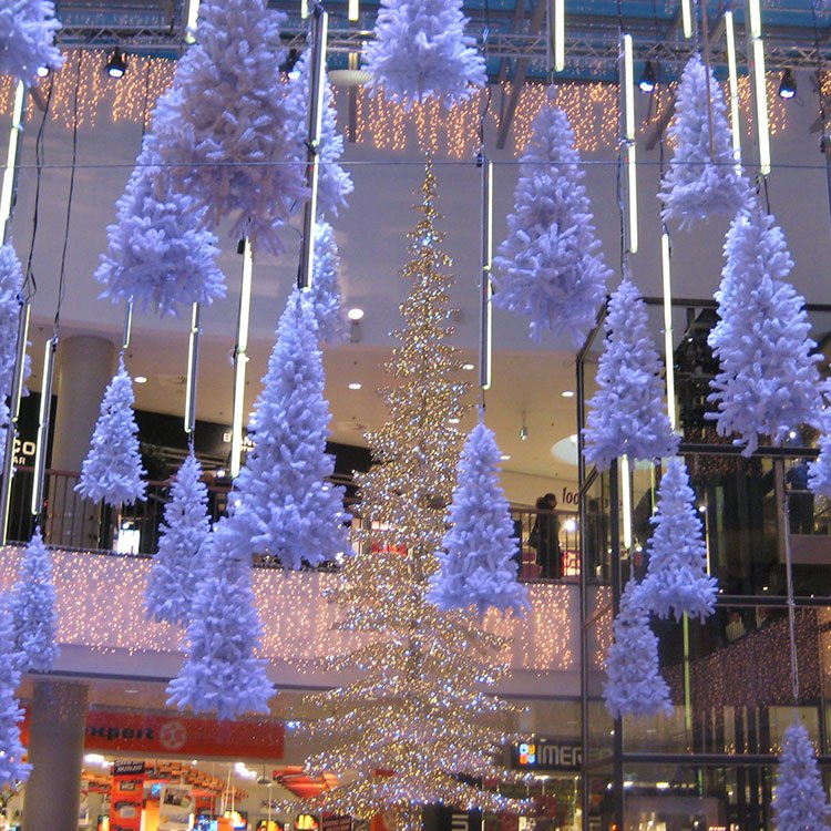 Rodkjær har hængt hvide juletræer ned fra loftet til juleudstilling i storcentret Bruuns Galleri