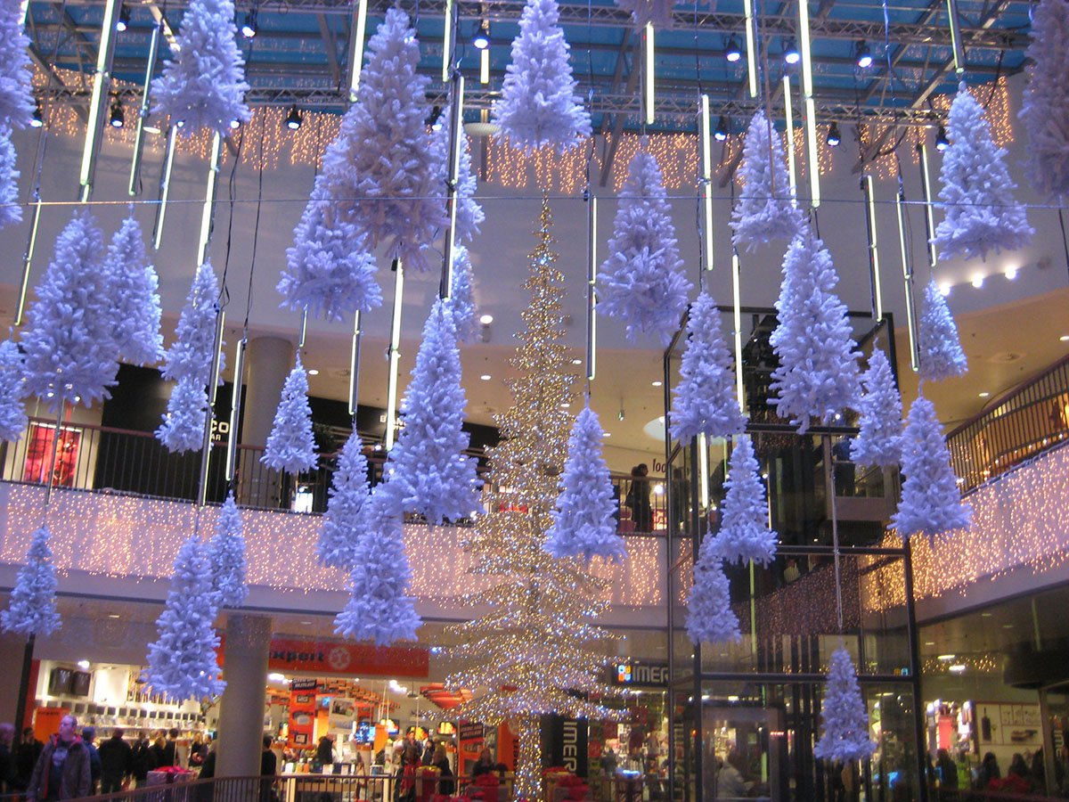 Rodkjær har hængt hvide juletræer ned fra loftet til juleudstilling i storcentret Bruuns Galleri