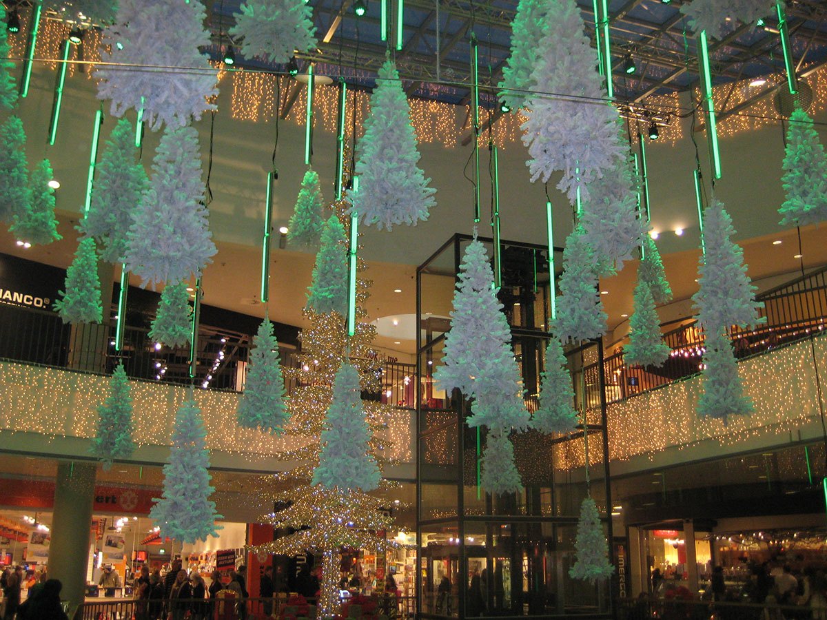 Rodkjær har brugt grønt lys er her brugt på de små hvide juletræer der hænger fra loftet