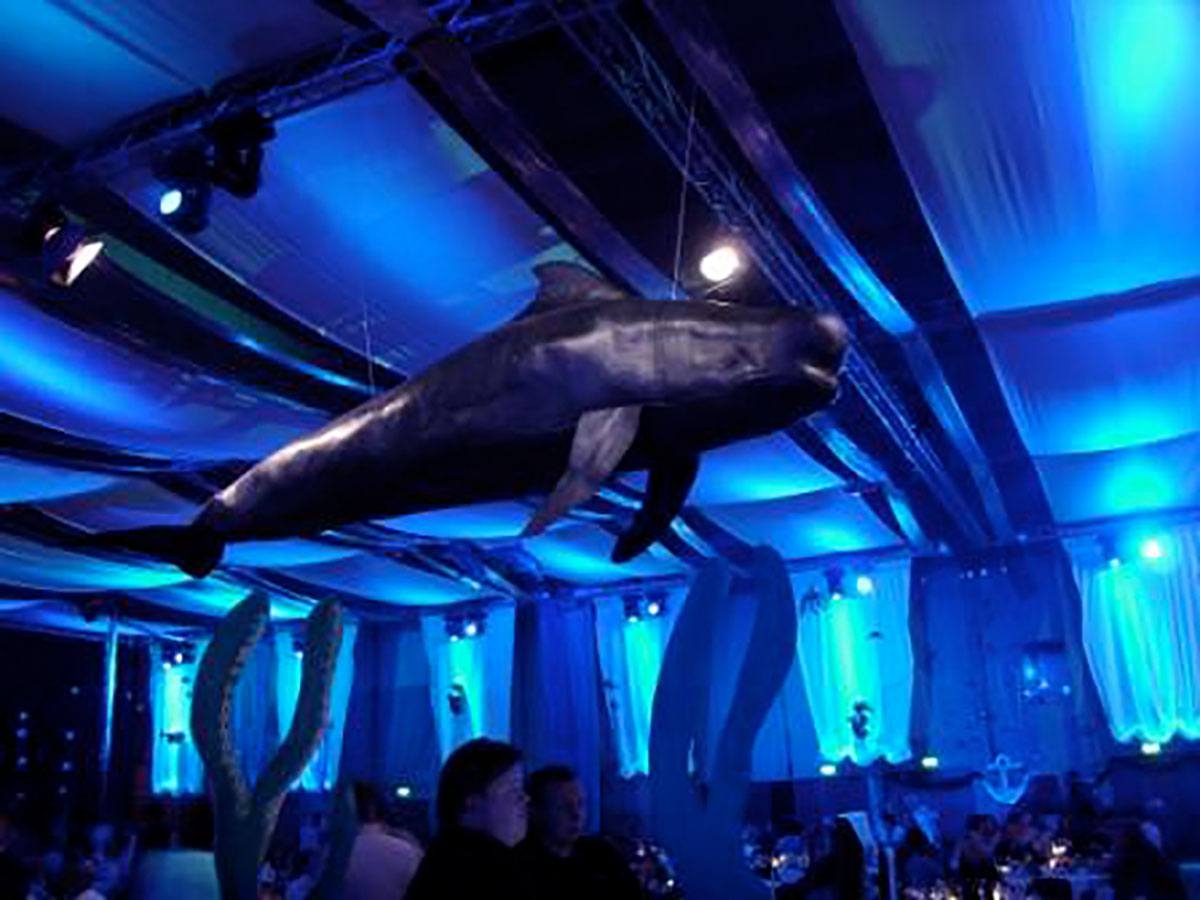 Rodkjær har til temaet under havet specialfremstillet en stor hval, som hænger i loftet over bordene 