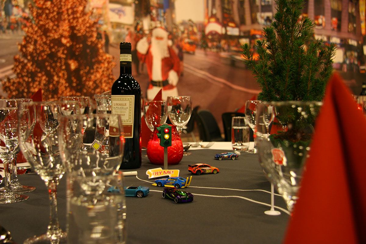 Bordet er pyntet med en sort dug, som forestiller Route 66. På bordet kører små legetøjsbiler og små lyssignaler er sat op 