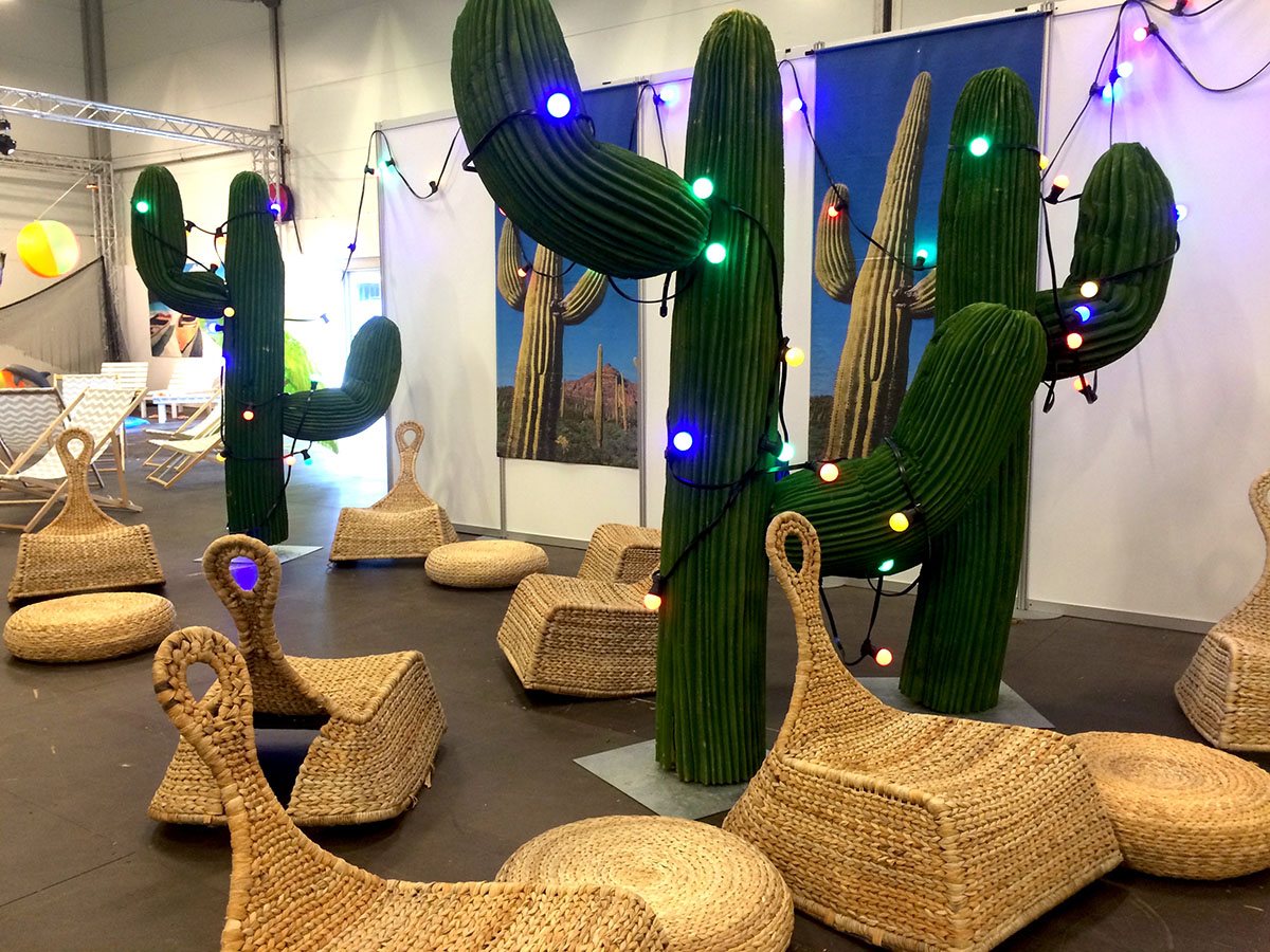 Rodkjær har specialfremstillet store kaktusser, der er dekoreret med lyskæder. Rundt om står stole, som man kan slappe af på 