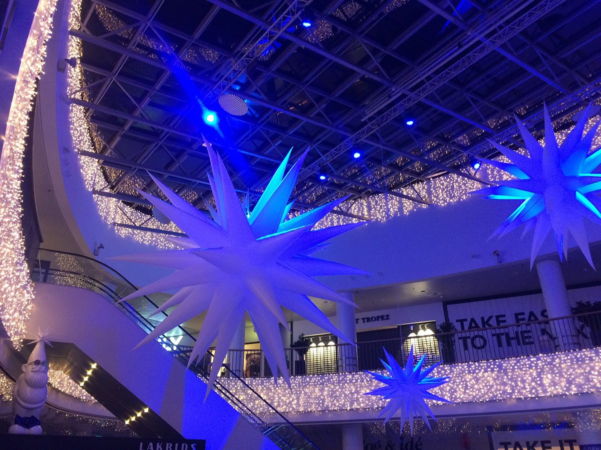 I Bruuns Galleri shoppingcenter er der pyntet med store hvide stjerne og lyskæder langs gelænderet 