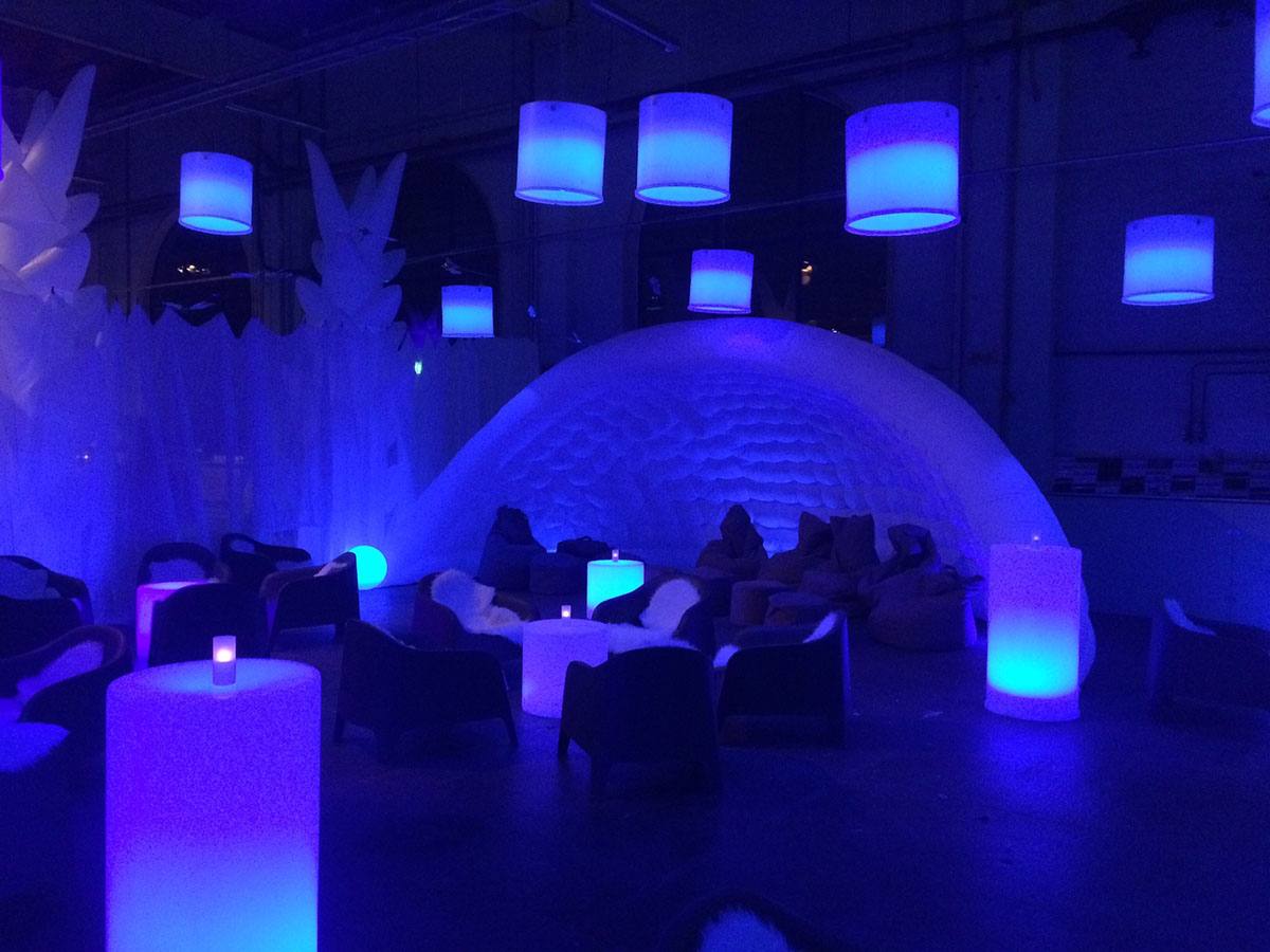 Oppustelige 'ice caves' er belyst med blåt lys. Rundt om står light tables og sækkestole, hvor gæsterne kan slappe af