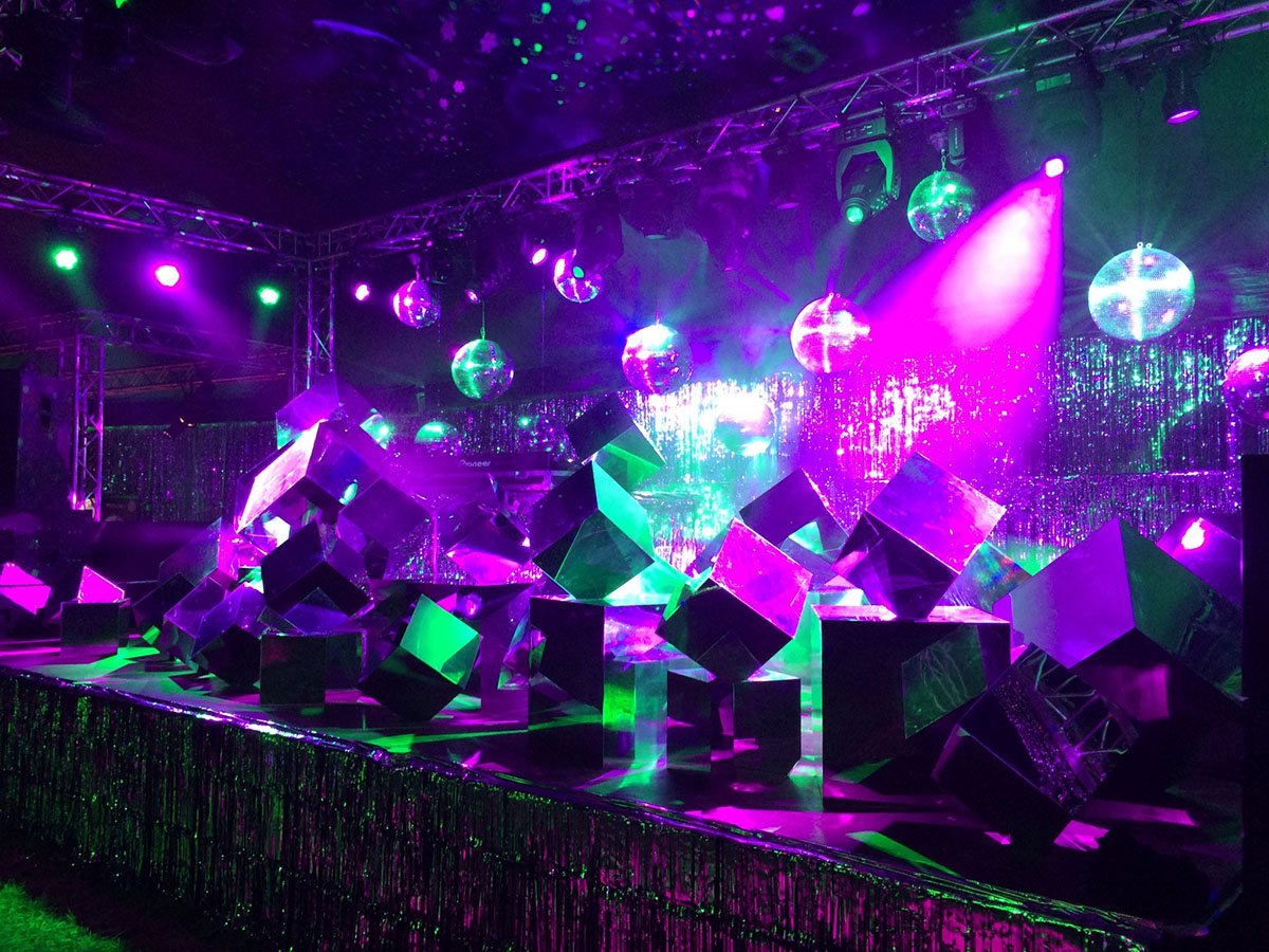 Scenen er belyst med forskellige farver lys, der genspejles i discokuglerne 