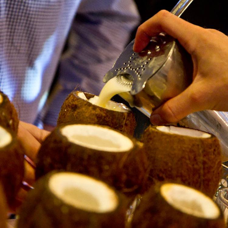 Her bliver der serveret drinks i kokosnødder