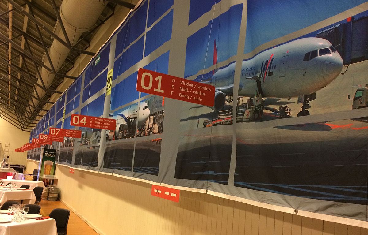airport-stemning med gateskilte som dekoration på vægge