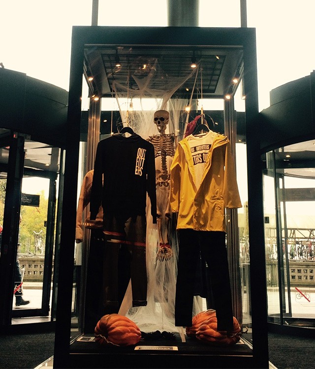 Udstillingsmontre med tøj og skeletter i Bruuns Galleri