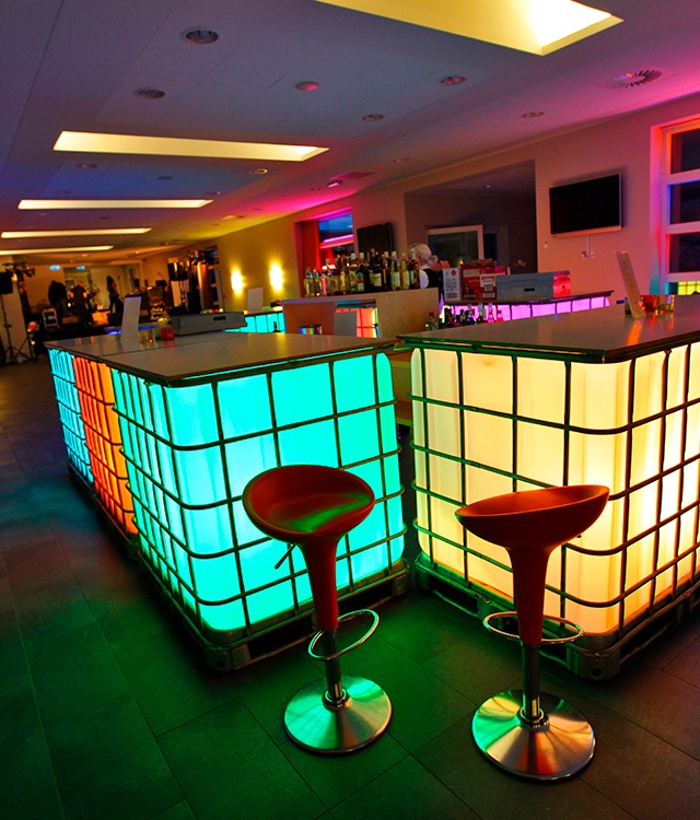 80'er temafest med dekorationer - her med neonlys med bar