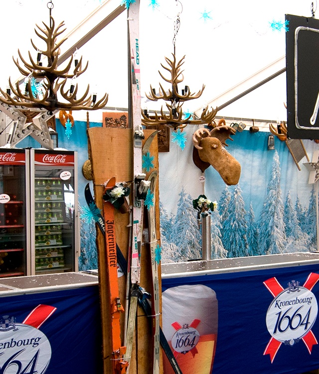 Afterski-dekorationer til temafest, her med øl og gevir i baren