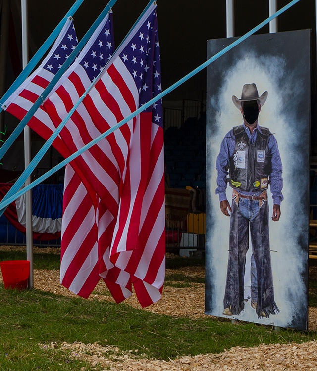 American Rodeo temafest er dekoreret med amerikanske flag, olietønder og cowboys