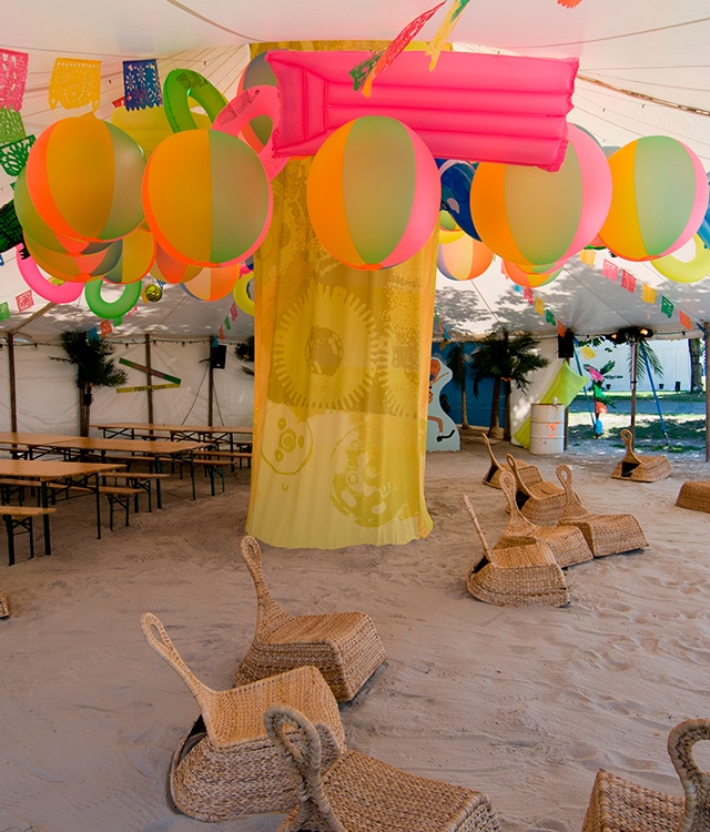 Til beach party temafest er der pyntet med sand, flag, loungemøbler og badedyr 