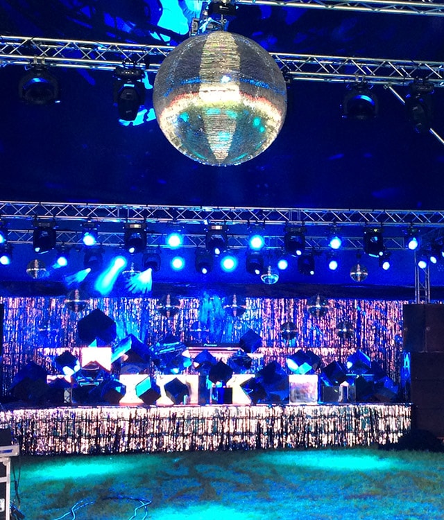 Til disco temafest er der pyntet med spejlkugler, glimmer, pailletter og lys i mange farver 