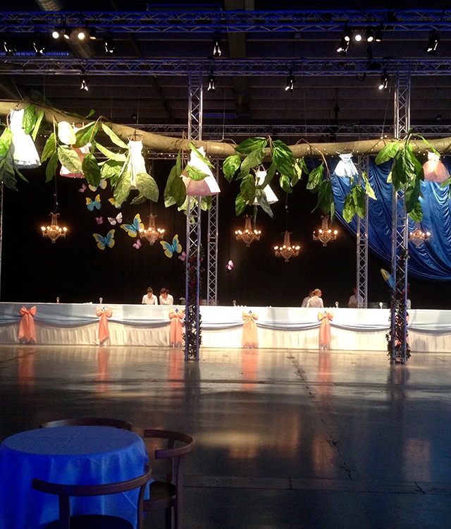 Eventyr temafest er pyntet med blomster, sommerfugle, store lysekroner og andre ting inspireret fra eventyr