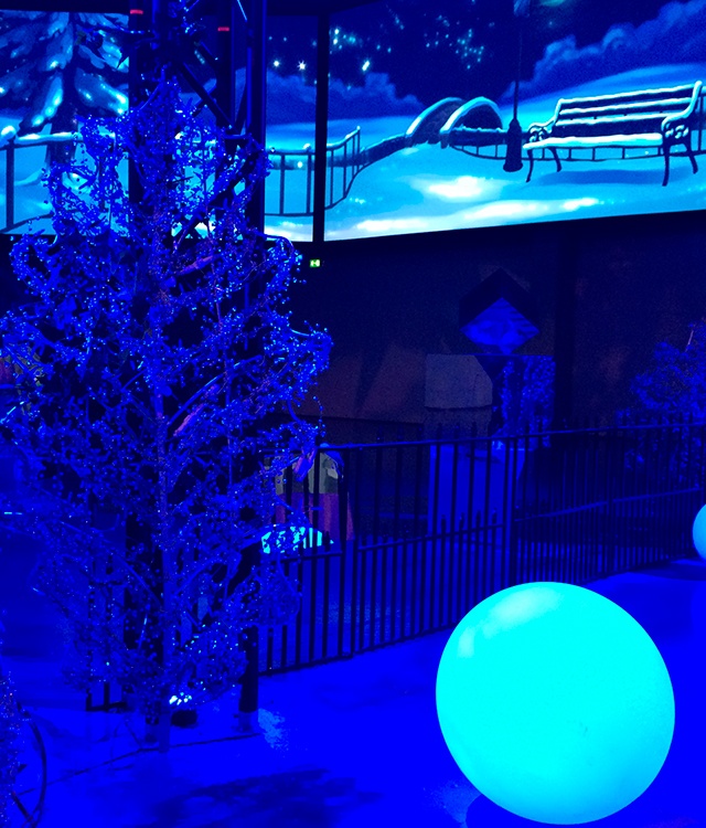 Til frozen night magic temafest er der pyntet med krystaller, snefnug, hvide grantræer og blåt og hvidt lys