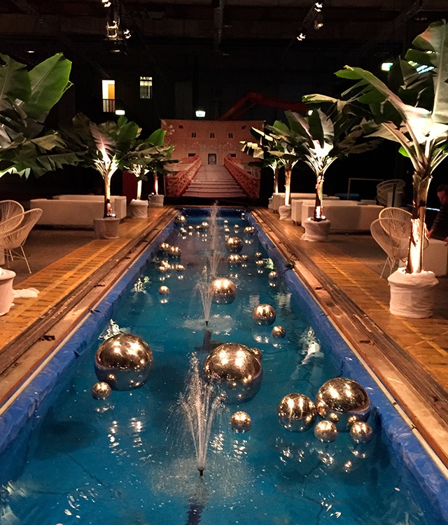 Til Gatsby temafest er der pyntet med guld, glimmer, springvand, fjer, store planter og et stort banner med et billede af en stor foyer