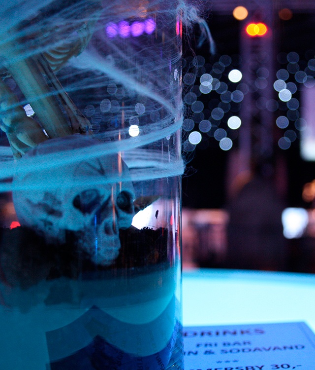 Til halloween temafest er der pyntet med skeletter, spindelvæv, edderkopper og meget andet uhyggeligt