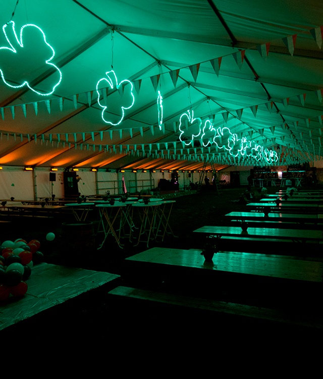 Irish pub temafest er dekoreret med de irske farver orange, hvid og grøn. I loftet hænger flag og lysende trekløvere.