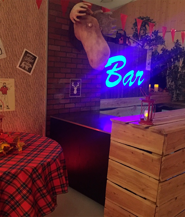 Lumber Jack temafest er pyntet med træ, natur, skind og redskaber