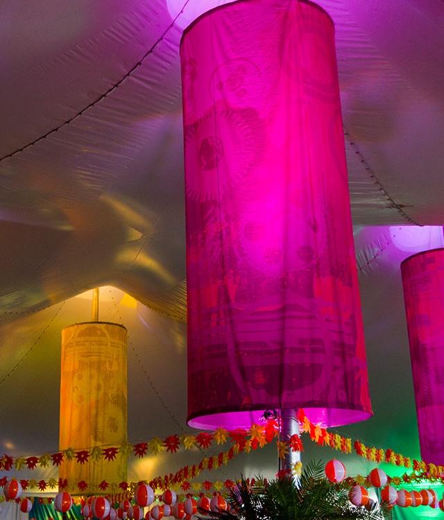 Mexicansk temadekoration er farvestrålende  med store lamper og guirlander forskellige farver 