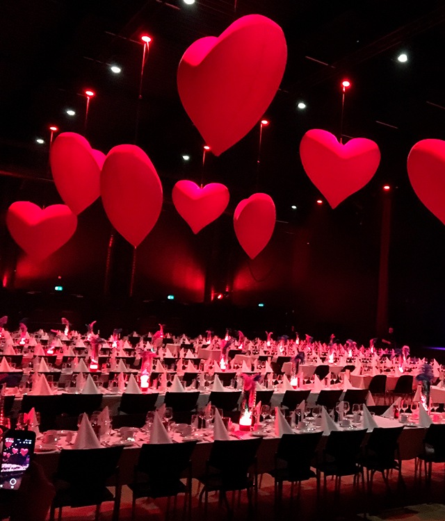 Til Moulin Rouge temafest er lokalet pyntet med store røde hjerter i lofter og en dunkel belysning over bordene 