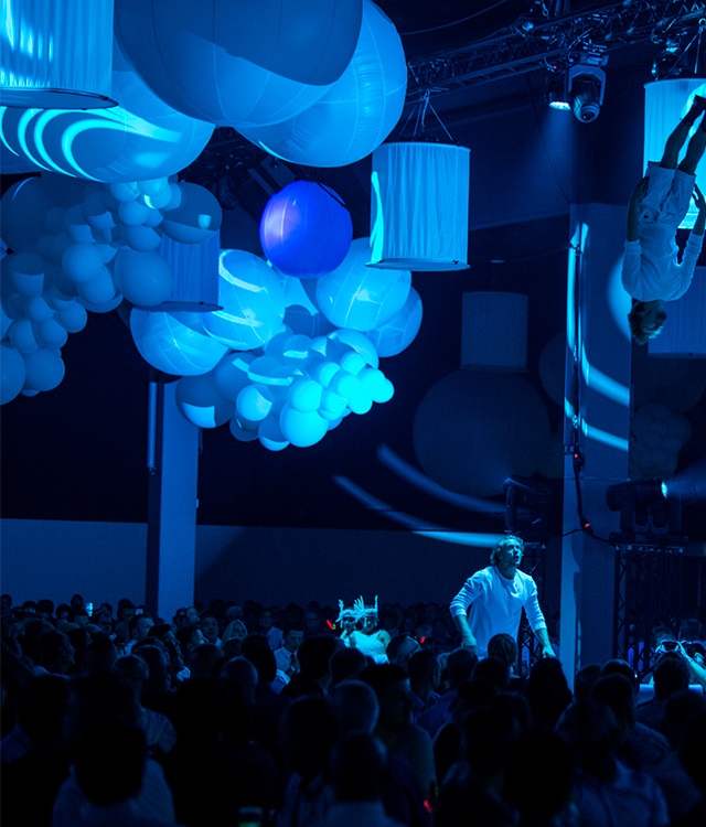 Oppustelige dekorationer hænger i massevis ned fra loftet til denne temafest