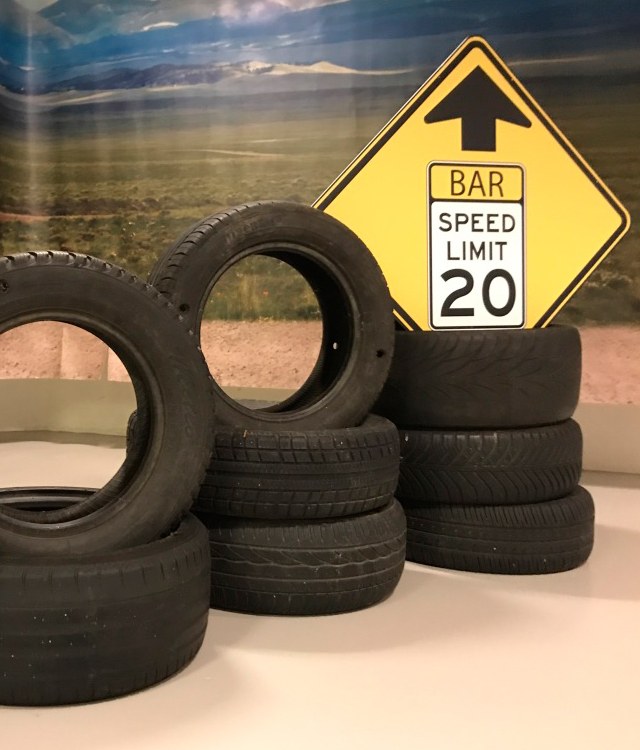 Route 66 temafesten er pyntet med bildæk og vejskilte 