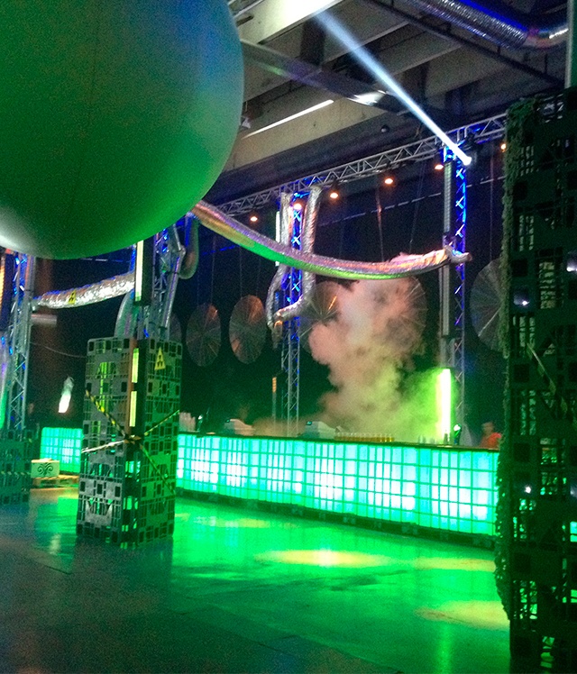 Space temafest med futuristisk udseende som planeter i loftet, grønt lys og alurør 