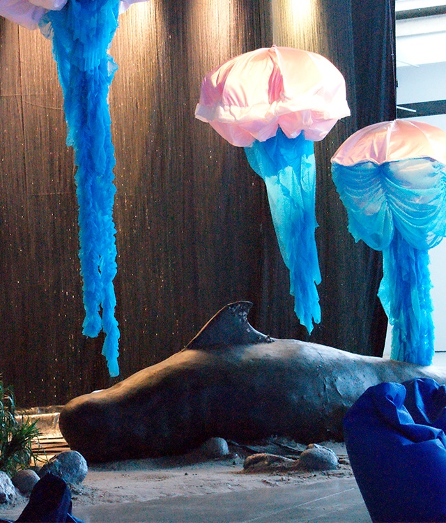 Under havet temadekoration med specialfremstillede blæksprutter, der hænger fra loftet. På gulvet er der pyntet med sand, grønne planter og en specialfremstillet hval 