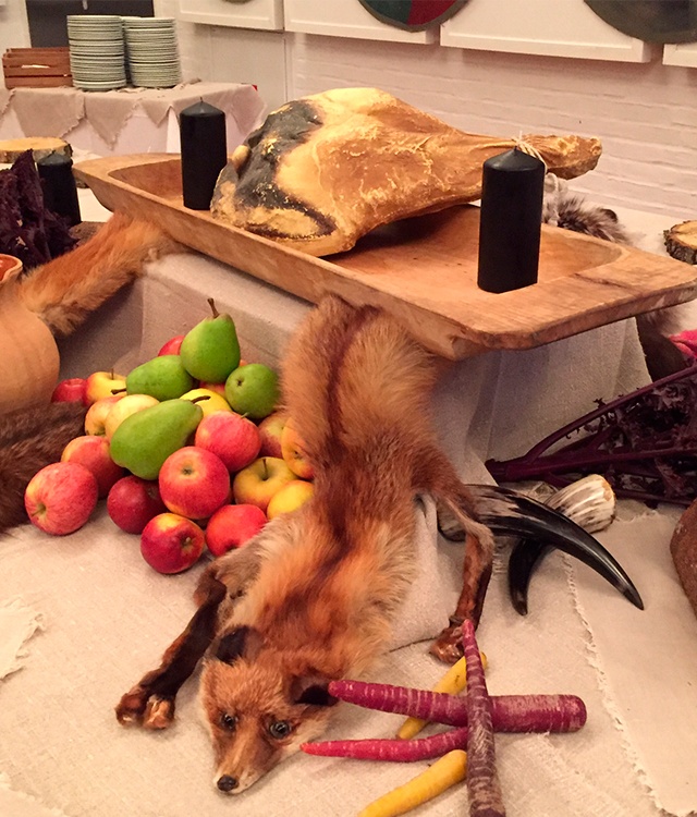 Viking temafest med en stor buffet med mad til et togt, pyntet med dyreskind og knogler fra dyr