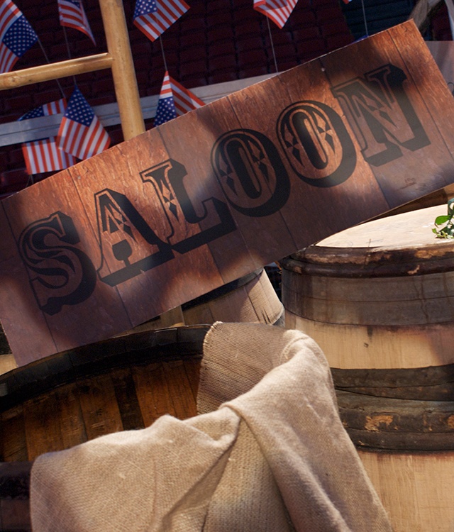 Western temafest med saloon-skilt og store tønder