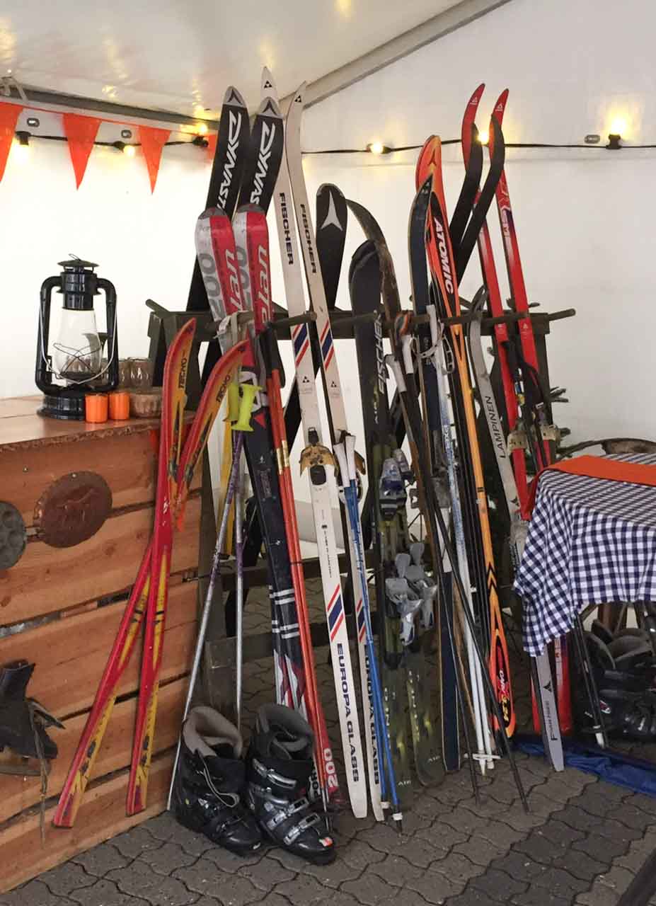 Træbar, skistave, ski og skilifter