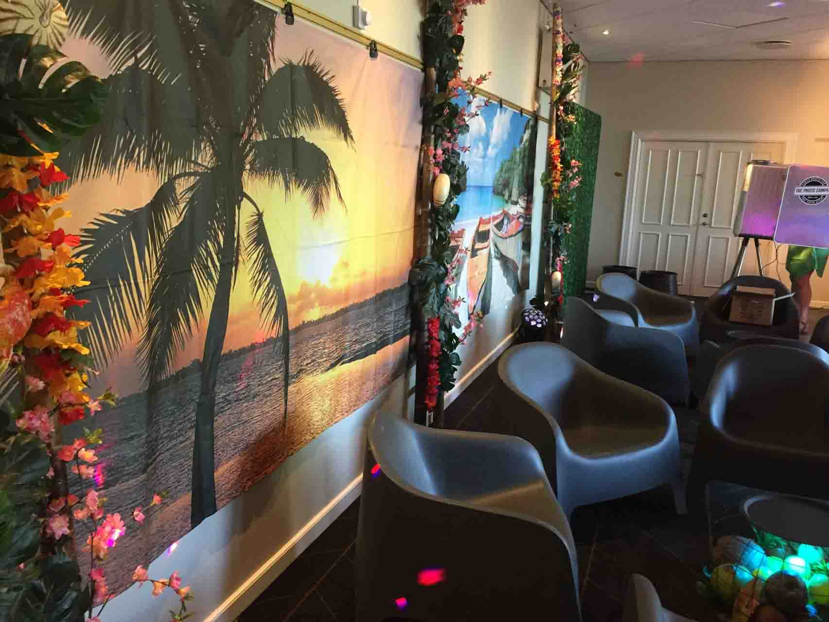 Tropiske banner, dekoreret bambusstiger og loungemøbler