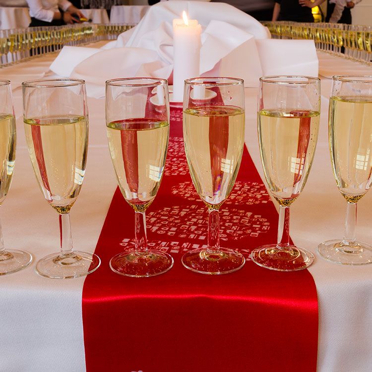 Fyldte champagneglas til OK's 100-års jubilæumsfest