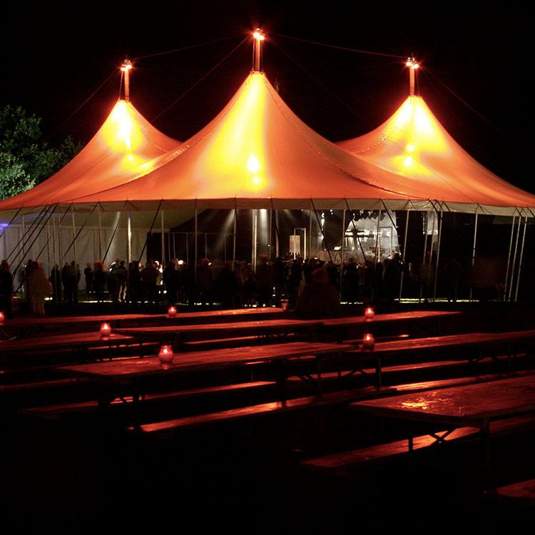Telte og bænke i hyggeligt lys til Rodkjærs festival event