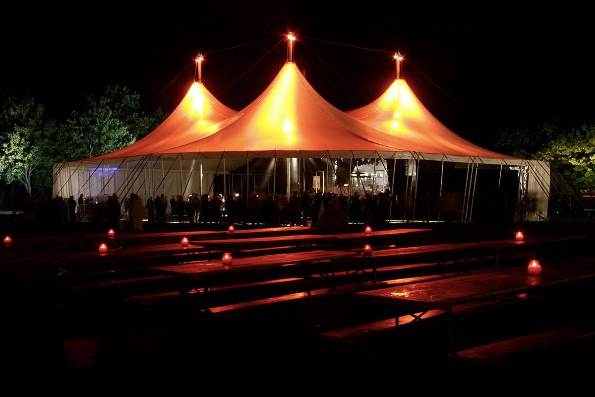 Telte og bænke i hyggeligt lys til Rodkjærs festival event