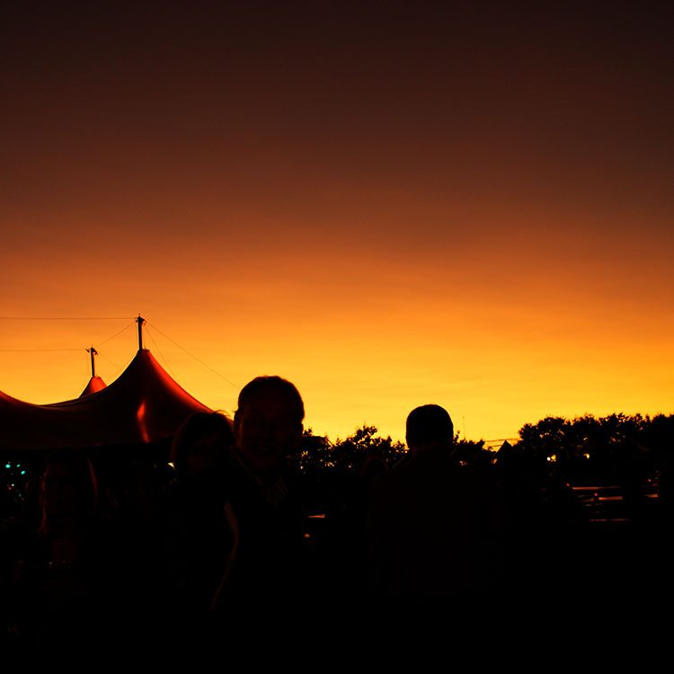 smukt aftenbillede hvor solen går ned bag Rodkjærs festivalplads