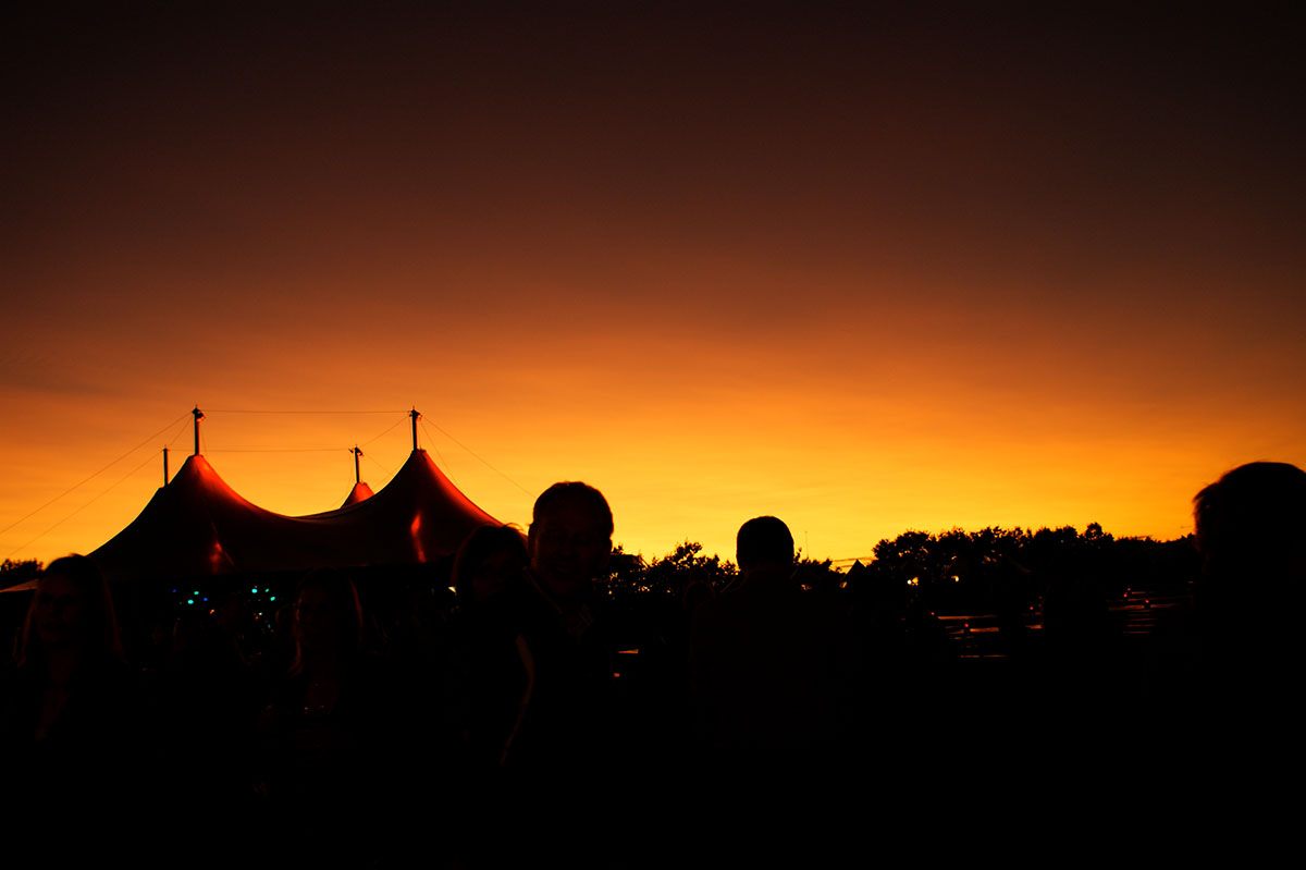 smukt aftenbillede hvor solen går ned bag Rodkjærs festivalplads