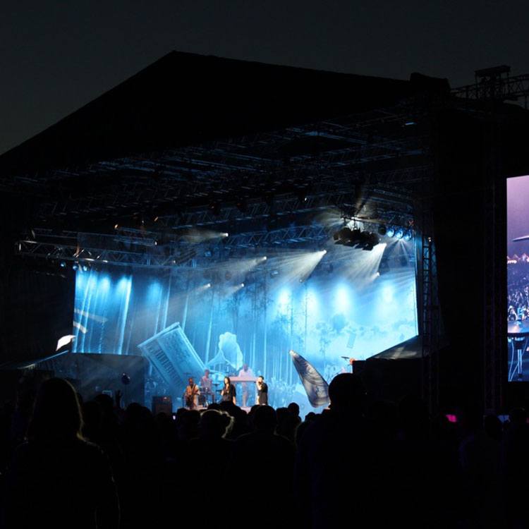 Scene med blot lys og musikere til Rodkjærs festivalevent