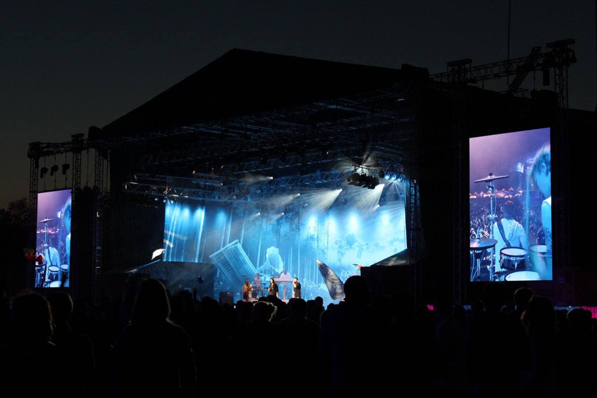 Scene med blot lys og musikere til Rodkjærs festivalevent