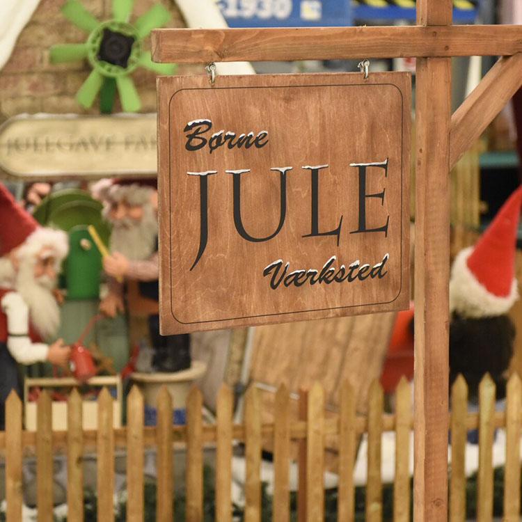 Et træskilt viser til børne juleværksted i Randers storcenter