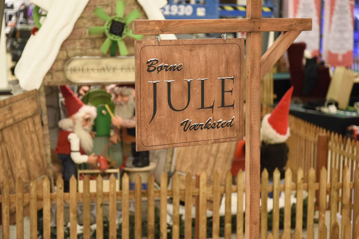 Et træskilt viser til børne juleværksted i Randers storcenter