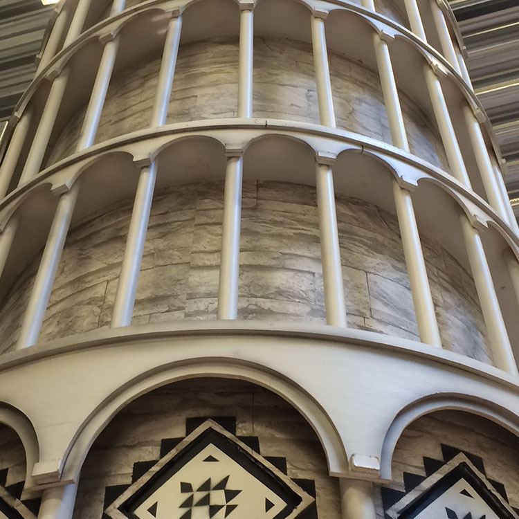 Rodkjær har lavet det skæve tårn i Pisa meget virkelighedstro med søjler, sten og skygger malet flot