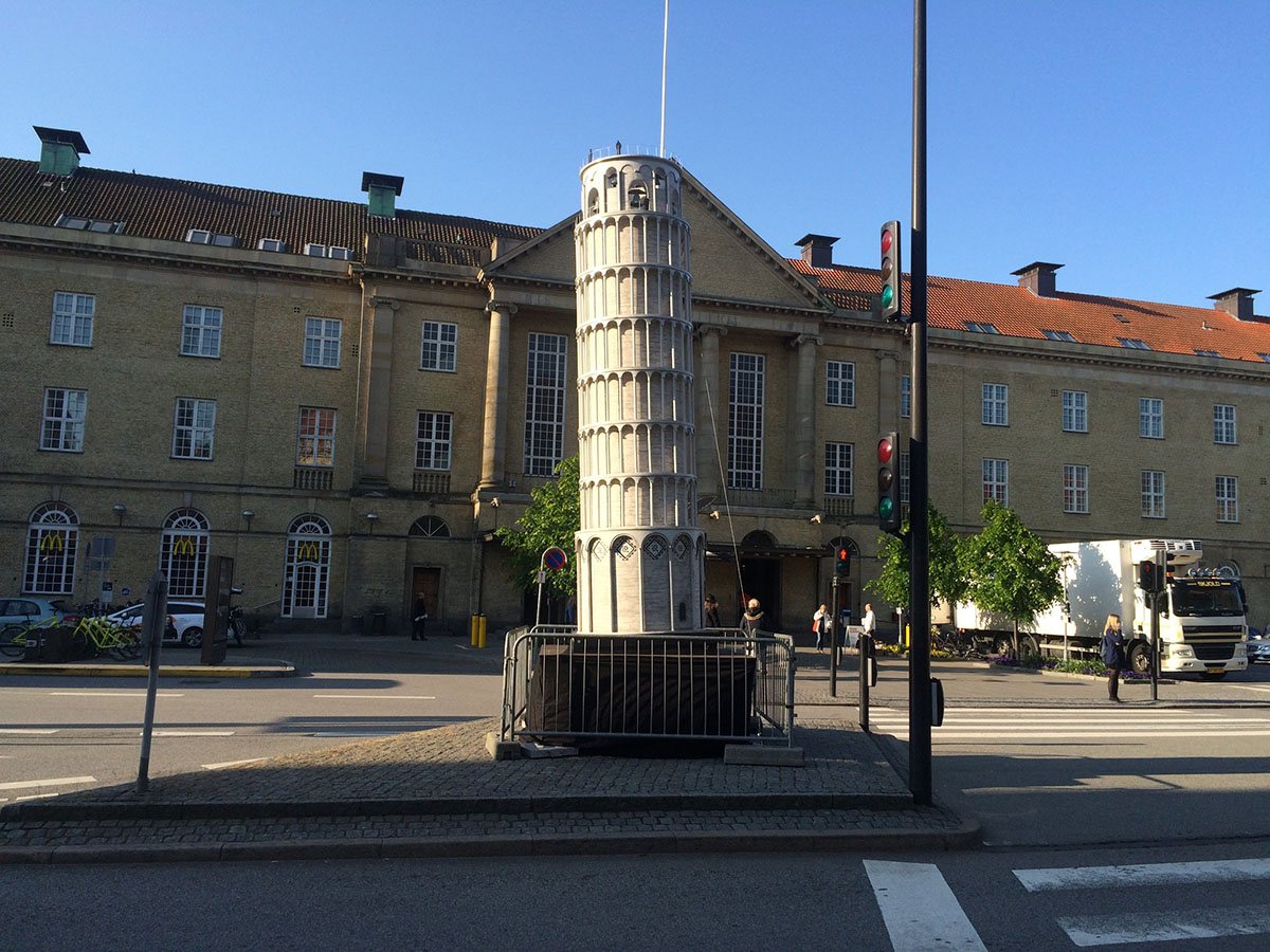 Det skæve tårn i Pisa står i solskin på Aarhus banegårdsplads