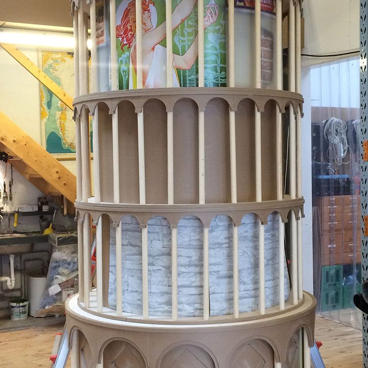 Rodkjær er igang med opbygningen midten af det skæve tårn i Pisa med kasser og træ