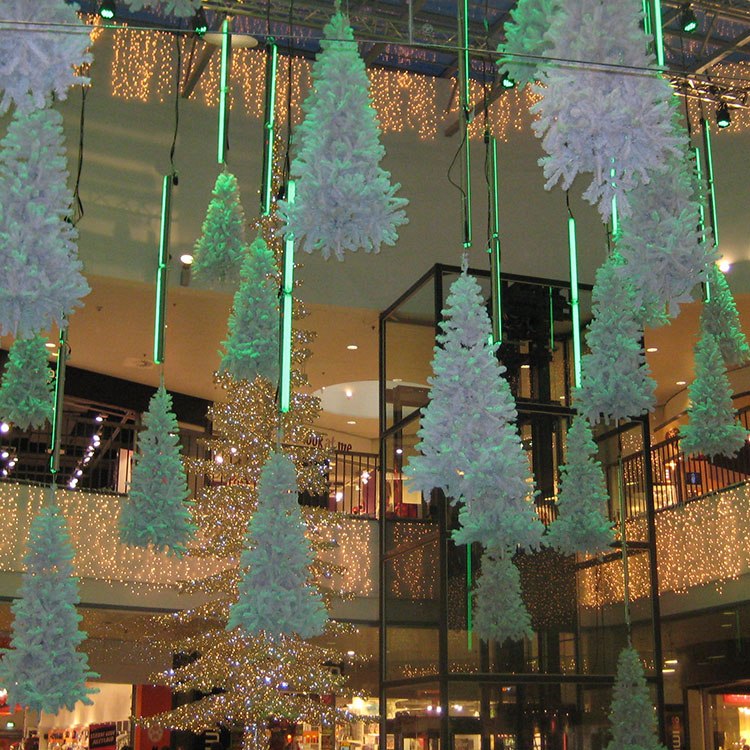 Rodkjær har brugt grønt lys er her brugt på de små hvide juletræer der hænger fra loftet