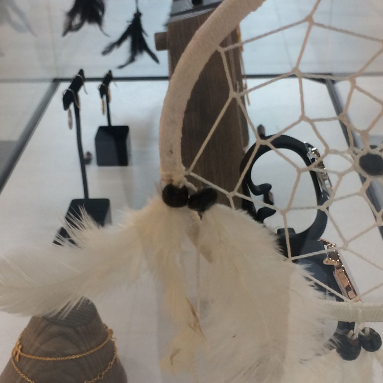 En hvid drømmefanger ses helt tæt på i montre i Bruuns Galleri