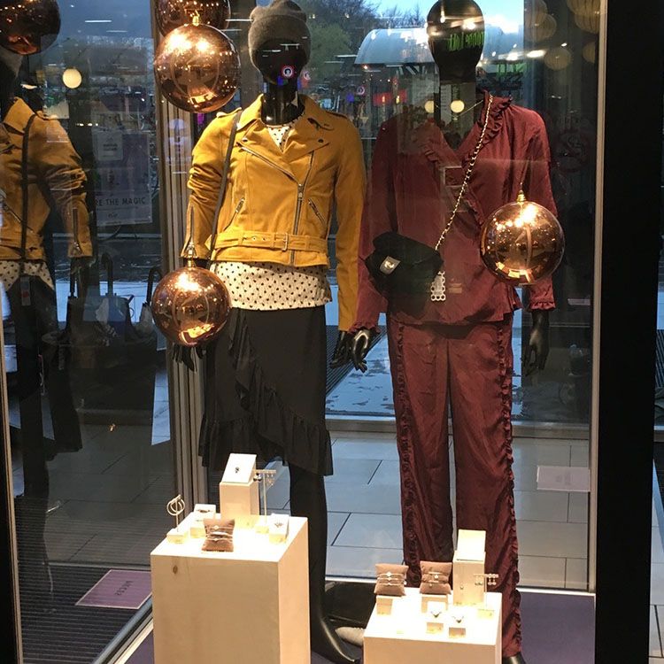 Montre med mannequiner med farverigt modetøj i Bruuns Galleri